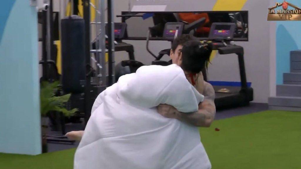 El beso de Kim Shantal y Suavecito en La Mansión VIP