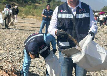 Personal y voluntarios durante la Mega Jornada de Limpieza del Río Pesquería, entre Monterrey y General Escobedo