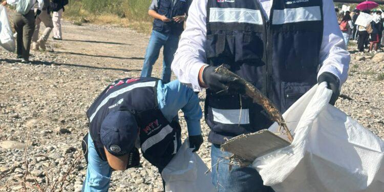 Personal y voluntarios durante la Mega Jornada de Limpieza del Río Pesquería, entre Monterrey y General Escobedo