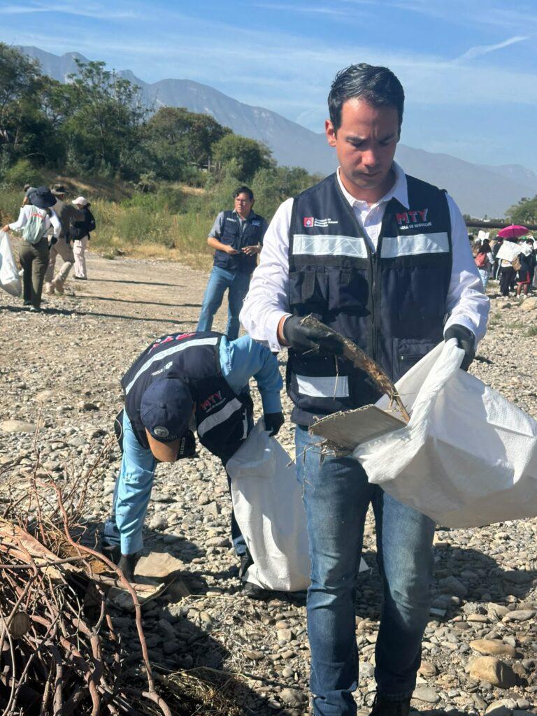 Personal y voluntarios durante la Mega Jornada de Limpieza del Río Pesquería, entre Monterrey y General Escobedo