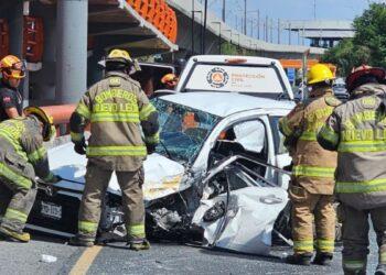 Choque en Morones Prieto deja un conductor hospitalizado