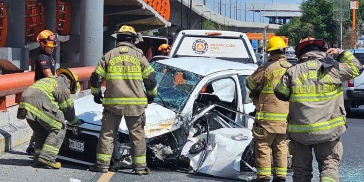 Choque en Morones Prieto deja un conductor hospitalizado