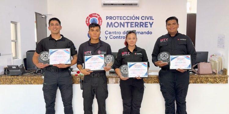 elementos de Protección Civil en Monterrey