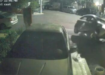 Conductor derriba barandal de vivienda en Montemorelos y logra escapar