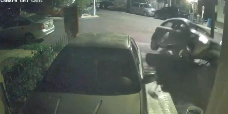 Conductor derriba barandal de vivienda en Montemorelos y logra escapar